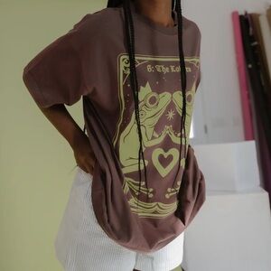 Subtle Dust Frog Princess Tee in Mocha